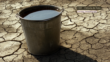 Balde com água que se apoia em solo árido. CDF - Ciência de Fato. 22 de março. Dia Mundial da Água