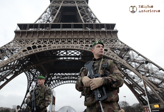 Soldados franceses em patrulha na região da Torre Eiffel, em Paris. Crédito: Joel Saget/AFP 