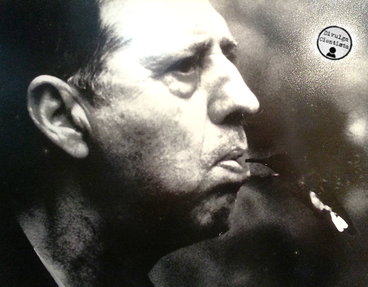 Ruschi retratado pela revista Manchete, na década de 1970, alimentando um beija-flor pela boca.