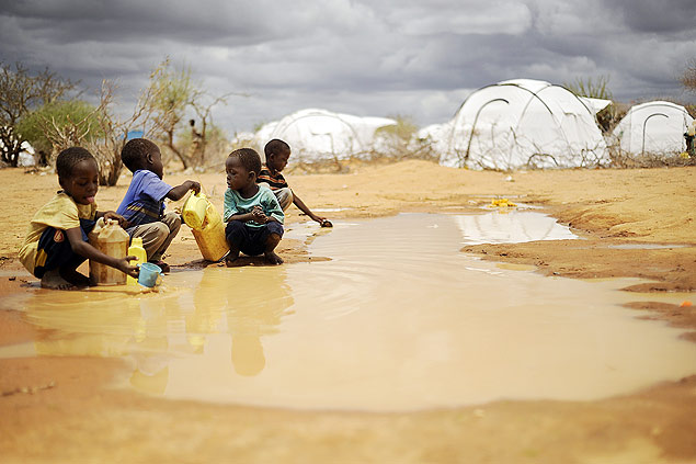 Crianças somalis no campo Dadaab no Quênia. Foto de Tony Karumba/AFP, 2011.