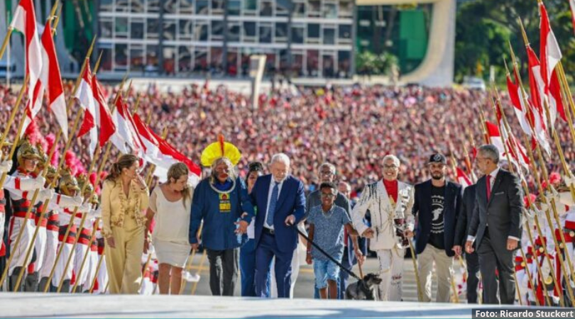 Foto da Posse do Governo Lula, dia 1 de Janeiro de 2023, subindo a rampa com representantes do povo brasileiro