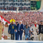 Foto da Posse do Governo Lula, dia 1 de Janeiro de 2023, subindo a rampa com representantes do povo brasileiro