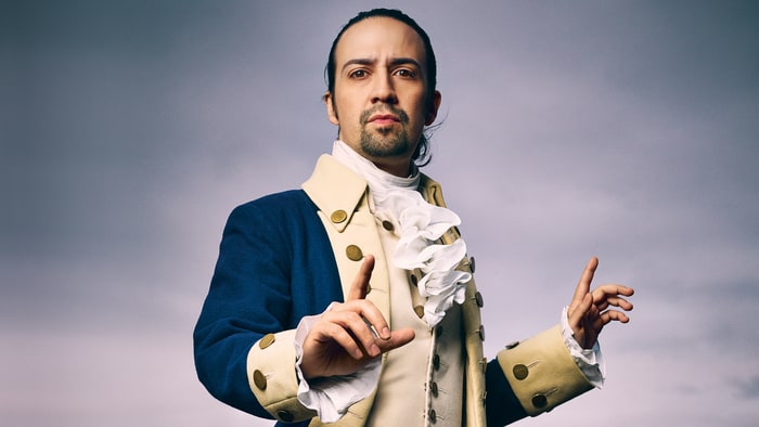 Lin-Manuel Miranda, com seu traje de Hamilton. Fotografia de Mark Seliger, para a Revista Rolling Stone.