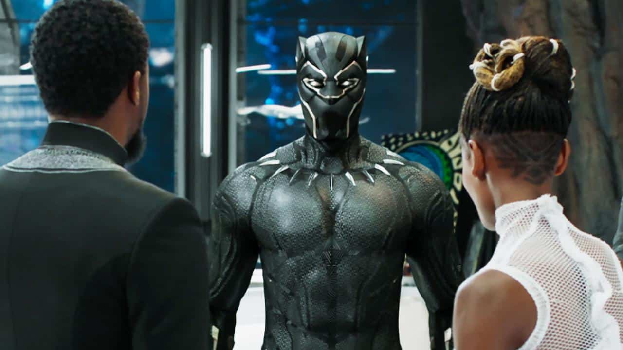 Shuri apresentando o uniforme do Pantera ao T'Challa (cena do filme da Marvel Comics)