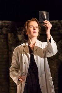 Nicole Kidman interpretando a cientista Rosalind Franklin na peça Fotografia 51 no The London stage. Por Johan Persson.