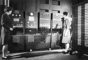 Jean Jennings à esquerda e Frances Bilas à direita arrumando os comandos do programa no ENIAC em 1946