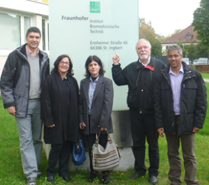 Com colegas da POLI-USP, InCor, DEB-UNICAMP e UTFPR em visita ao Instituto Fraunhöfer em Saardenbruecken, Alemanha, 2013, para prospecção de tecnologia para o desenvolvimento do equipamento de ultrassom. Arquivo pessoal.