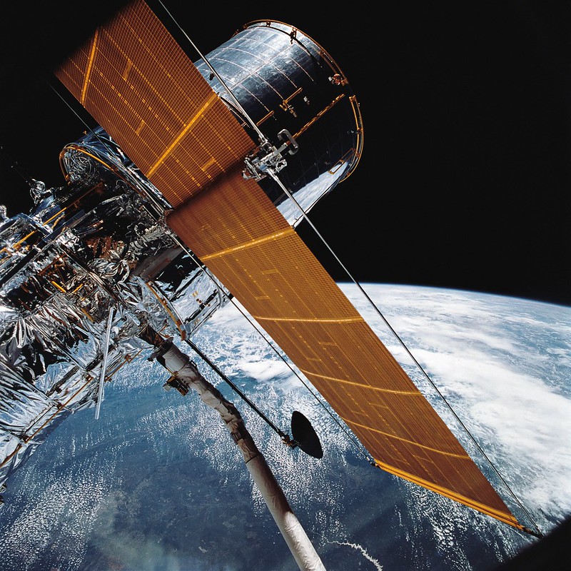 Telescópio Espacial Hubble na órbita da Terra em abril de 1990