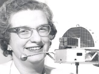 Nancy Roman em 1962 com um modelo do “Orbiting Solar Observatory” (OSO)