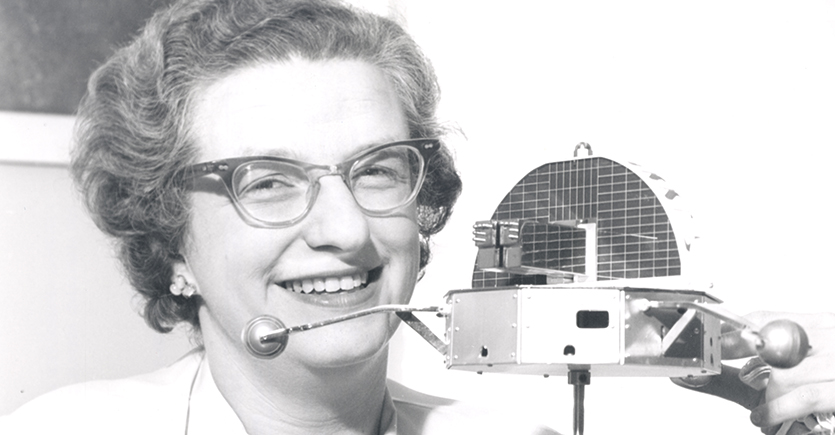 Nancy Roman em 1962 com um modelo do “Orbiting Solar Observatory” (OSO)