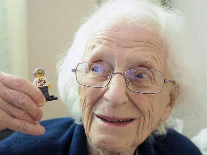 Nancy Roman em 2017 segurando a figura Lego criada para homenageá-la