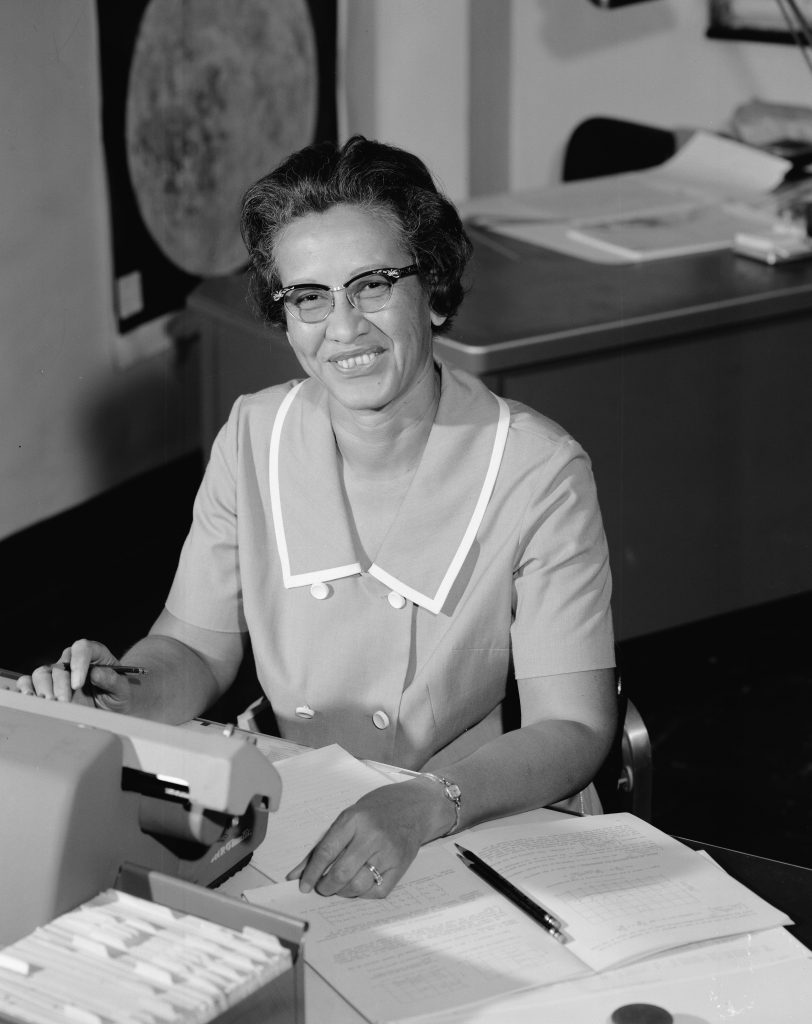 A cientista Katherine Johnson em seu local de trabalho na NASA