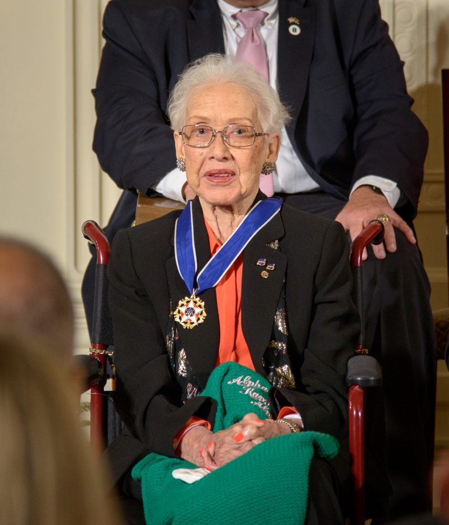 A cientista Katherine Johnson recebe a Medalha Presidencial da Liberdade.