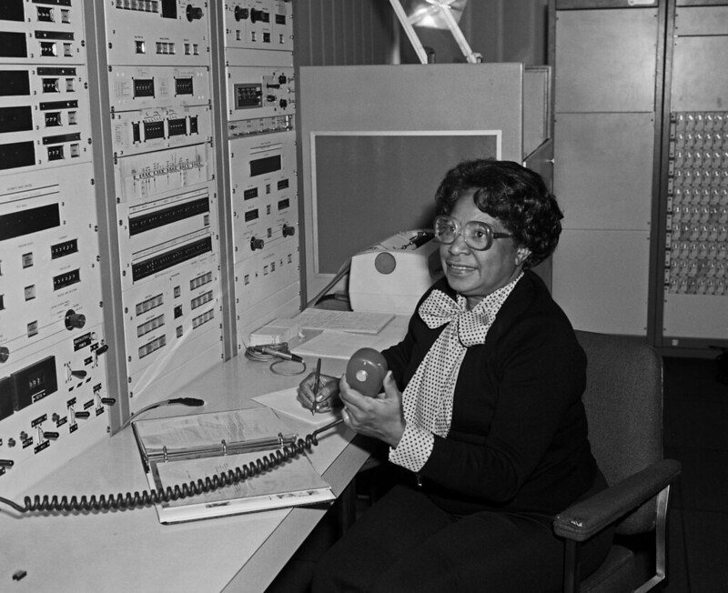 a cientista mary jackson em seu local de trabalho