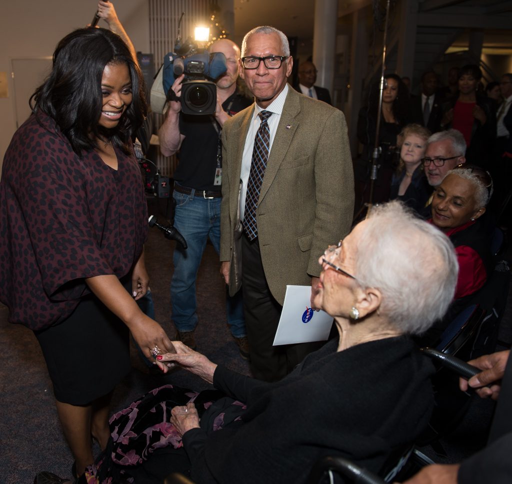 A atriz Octavia Spencer cumprimenta a cientista Katherine Johnson