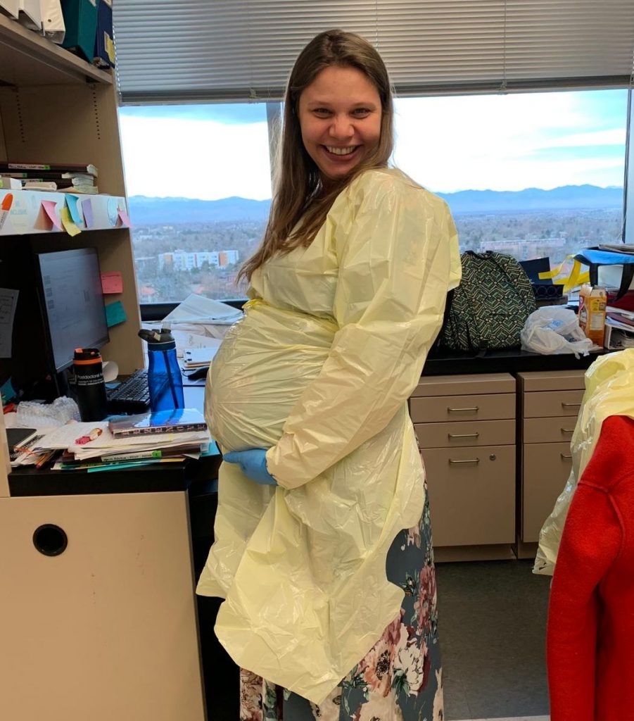 Marina no laboratório onde trabalha na Universidade do Colorado, em Denver (EUA), um dia antes de seu filho Ben nascer em novembro de 2019. Arquivo pessoal.