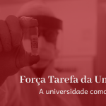 Pesquisador, fardado com o equipamento de proteção completo, segura uma ampola contendo uma substância, com a etiqueta "COVID-19". A mão dele está em primeiro plano, o corpo desfocado atrás e o laboratório em plano de fundo bem desfocado. Na frente, direita, abaixo na imagem, escrito "Força Tarefa da Unicamp: a universidade como potência"