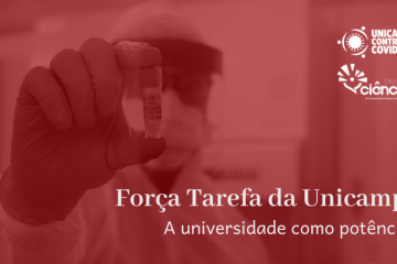 Pesquisador, fardado com o equipamento de proteção completo, segura uma ampola contendo uma substância, com a etiqueta "COVID-19". A mão dele está em primeiro plano, o corpo desfocado atrás e o laboratório em plano de fundo bem desfocado. Na frente, direita, abaixo na imagem, escrito "Força Tarefa da Unicamp: a universidade como potência"