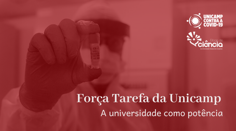 Pesquisador, fardado com o equipamento de proteção completo, segura uma ampola contendo uma substância, com a etiqueta "COVID-19". A mão dele está em primeiro plano, o corpo desfocado atrás e o laboratório em plano de fundo bem desfocado. Na frente, direita, abaixo na imagem, escrito "Força Tarefa da Unicamp: a universidade como potência"