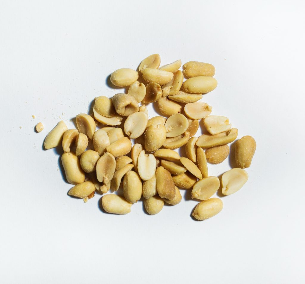 amendoins torrados em cima de uma região branca