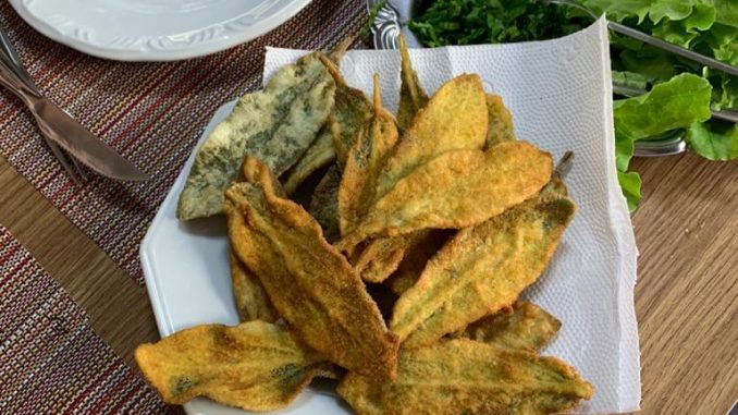 Peixinho frito um prato com folhas de peixinho frito