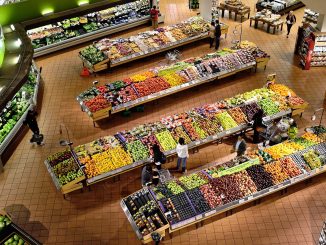 alimentos orgânicos - imagem aérea de um supermercado na seção de hortifruti