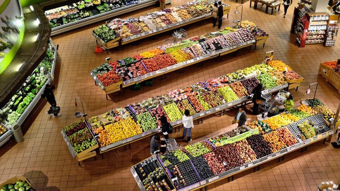supermarket-g2d1bd16f2_1280 alimentos orgânicos - imagem aérea de um supermercado na seção de hortifruti