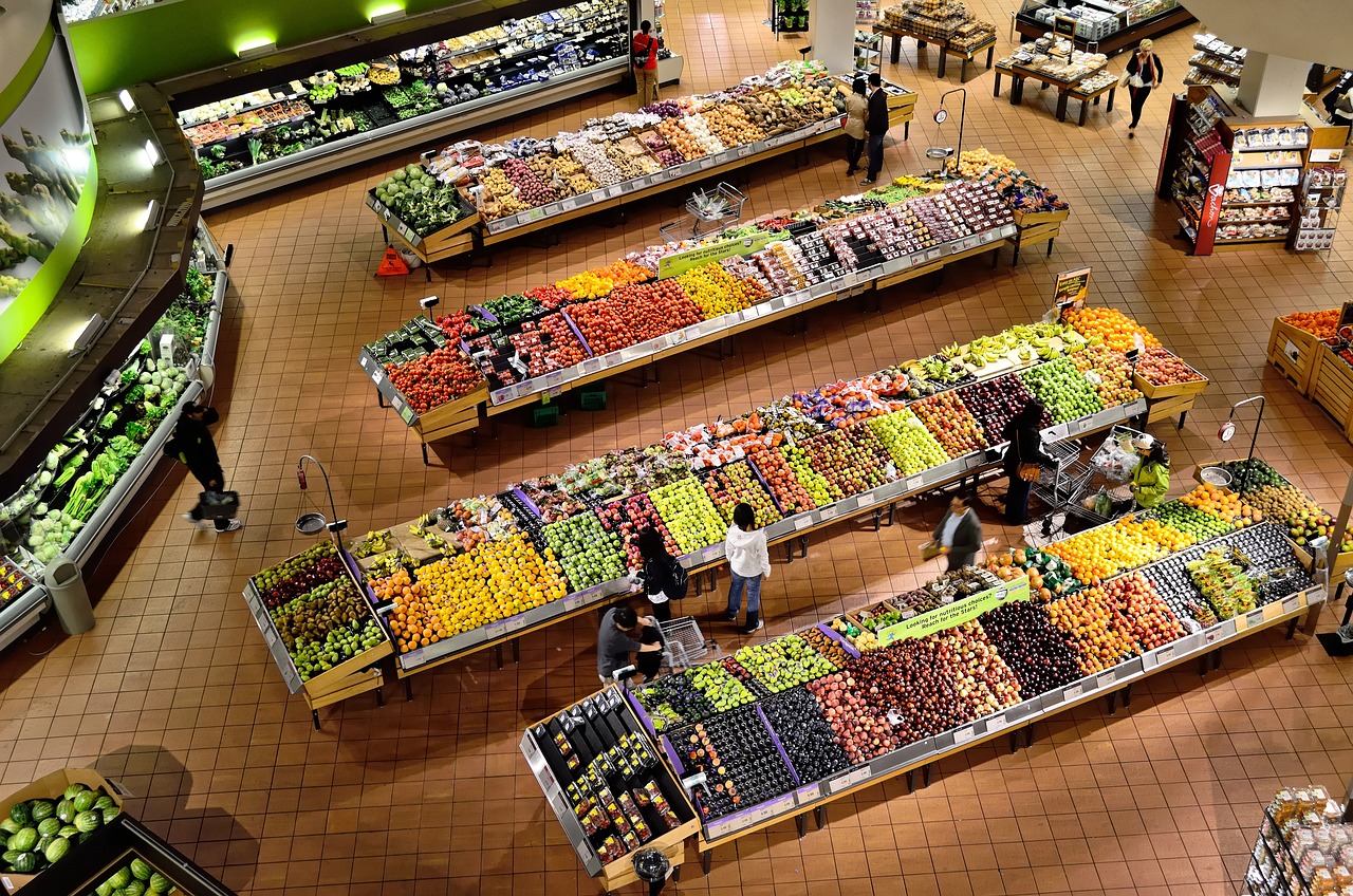 alimentos orgânicos - imagem aérea de um supermercado na seção de hortifruti