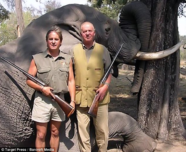 Rei da Espanha (e do WWF-Espanha) caçando elefantes.