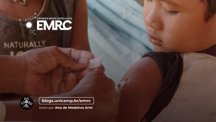 Foto de uma criança, de costas, olhando para o braço, que recebe uma vacina. à esquerda acima, o logo do EMRC e abaixo o logo do Notas Não Aleatórias e escrito o site do blog do emrc e a autoria do texto de Ana de Medeiros Arnt