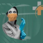 Fundo verde com um simbolo de + no canto e uma mulher usando máscara laranja e luvas cirurgicas azuis.