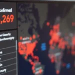 TV mostrando dados epidemiológicos de uma doença ao redor do mundo