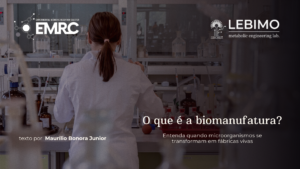 No canto superior direito há a logo do blog EMRC, no canto superior direito há a logo do LEBIMO, ao fundo se vê uma mulher branca, de costas, com cabelos castanhos amarrados em um rabo de cavalo trabalhando na bancada de um laboratório de biologia molecular. No canto inferior esquerdo está escrito "texto por Maurílio Bonora Junior" e no canto inferior direito há o título e a chamada do texto "O que é biomanufatura? Entenda quando microorganismos se transformam em fábricas vivas".