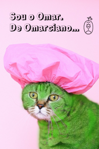Gato pintado de verde para parecer um gato marciano com touca de banho rosa. Com frase dizendo "Sou o Omar. De Omarciano..." com um emoji de alienígena achando a piada fraca.