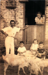 Família na antiga Vila Explosivo, em Itabira. Foto retirada do grupo "Saudades do Explosivo" no Facebook. A identidade das pessoas na foto é desconhecida.