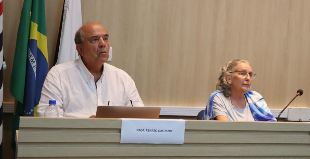 Foto do prof. dr. Renato Dagnino e da prof. dra. Leda Gitahy sentados, lado a lado, em uma mesa.