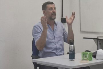 Mauricio Berger sentado enquanto fala no seminário “Coprodução da interface ciência-política: governança, autoridade e políticas da evidência”.