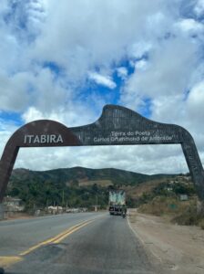 Foto de arco na entrada de Itabira. Por Yama Chiodi.