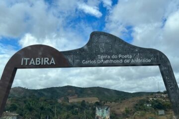 Foto de arco na entrada de Itabira. Por Yama Chiodi.