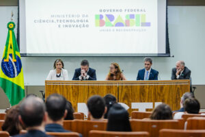 Imagem da mesa de abertura do Workshop de Engajamento “Ciência e Política em Mudanças Climáticas - o caso do Programa AmazonFACE”. CC BY 2.0. Foto de Luara Baggi (ASCOM/MCTI).