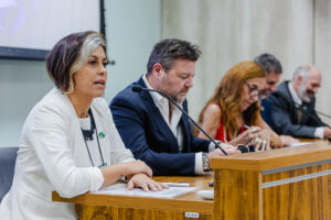 Imagem da mesa de abertura do Workshop de Engajamento “Ciência e Política em Mudanças Climáticas - o caso do Programa AmazonFACE” destacando a fala de Maíra Padgurschi, líder da área socioambiental do projeto AmazonFACE. CC BY 2.0. Foto de Luara Baggi (ASCOM/MCTI).