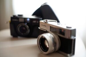 Foto: Christian Naccarato. Fonte: Pexels. https://www.pexels.com/photo/black-and-silver-camera-on-brown-wooden-table-4457472/