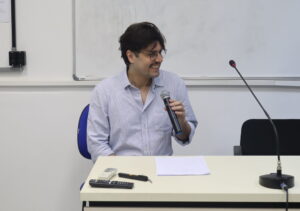 Felipe Mammoli em sua defesa de doutorado, ocorrida no dia 1o de abril de 2025. Foto: Yama Chiodi.