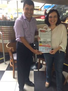 A professora Sheila Elias de Oliveira, coordenadora associada do curso de Bacharelado em Linguística com Roberto Carlos Alves Rodrigues, da empresa Megapão, no lançamento do saquinho de pão em parceria.