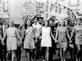 Mulheres protagonizando uma manifestação durante a Ditadura Militar no Brasil em 1968 #PraCegoVer