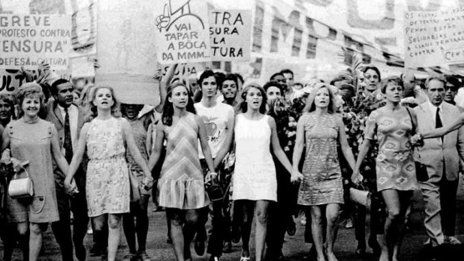 Mulheres protagonizando uma manifestação durante a Ditadura Militar no Brasil em 1968 #PraCegoVer