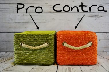 foto de duas caixas feitas de tricô, de cores diferentes, uma escrita "pro" e outra "contra" em cima.