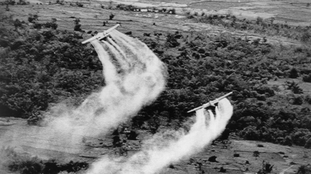 Aeronaves UC-123B Provider liberam Agente Laranja sobre árvores de florestas no sul do Vietnã em 1962