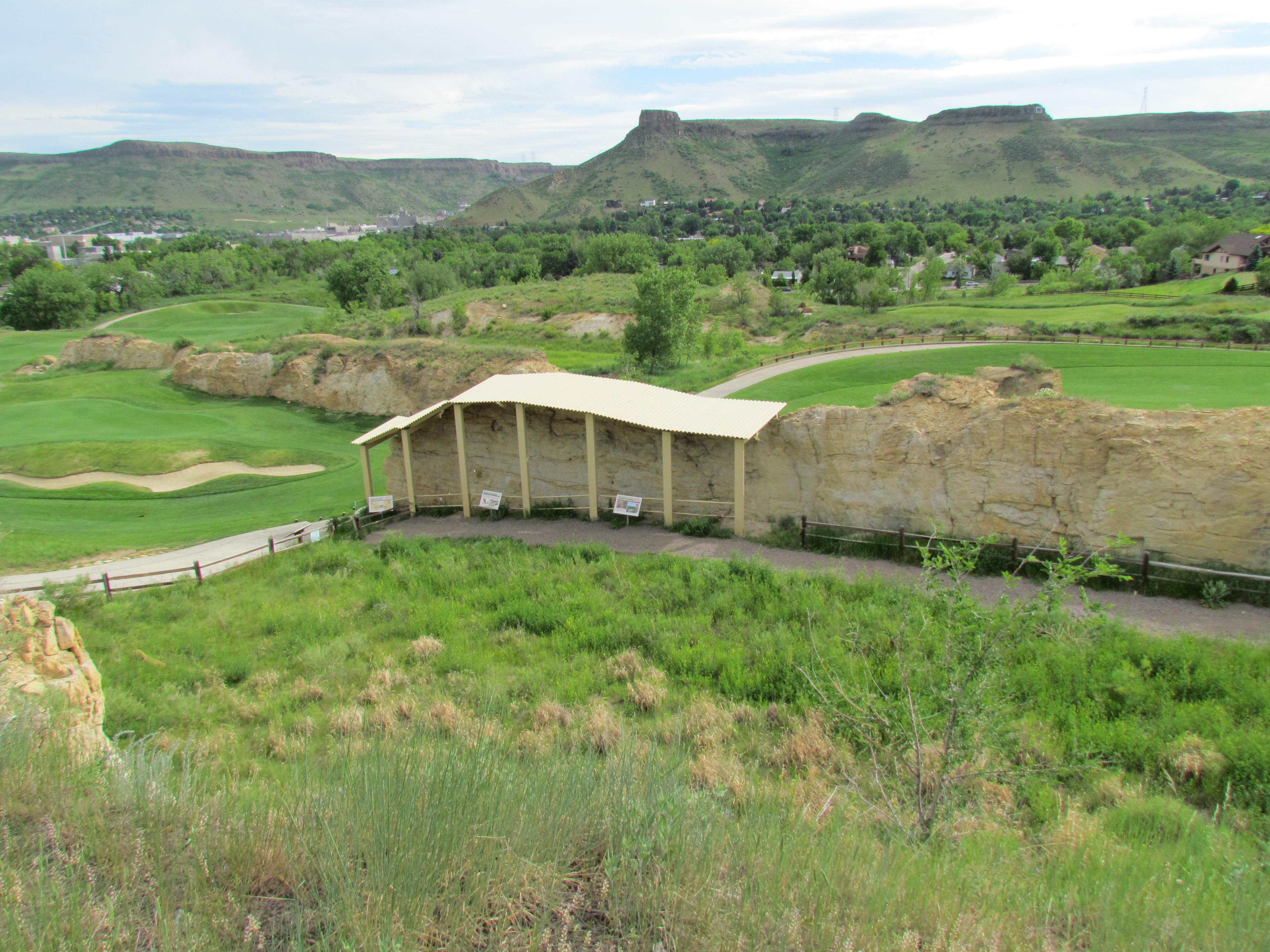 CAmpo de golfe e as antigas cavas de argila mostrando pegadas de Dinossauros e mamíferos, alem de restos de plantas.