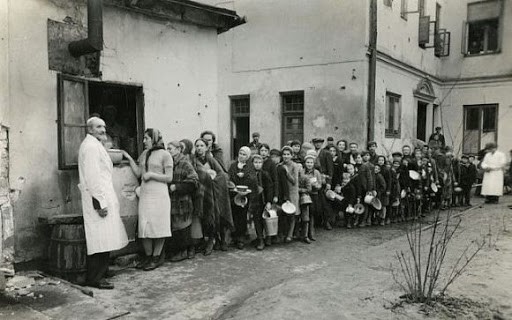 Fila da refeição no gueto de Varsovia